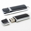 Stick-uri USB promotionale din piele naturala neagra cu finisari metalice argintii - CM1122