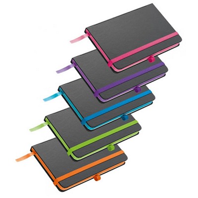 Carnetel negru A6 cu elastic si semn colorate - 3411 carnetele promotionale cu accesorii acolorate 3411
