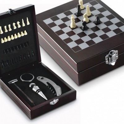 Cutie din lemn cu piese de sah si 4 accesorii pentru sticle de vin - 6832 accesorii pentru sticle de vin cu piese de sah